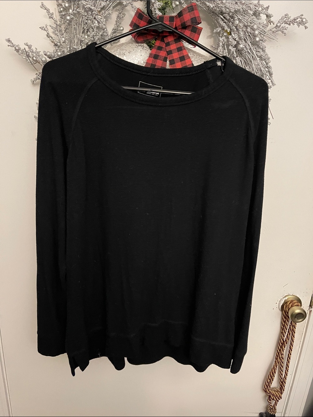 Women's Black Long-Sleeve Crewneck Sweater